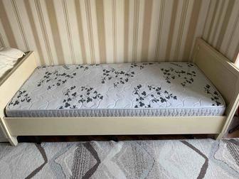 Кровать из дуба с матрасом