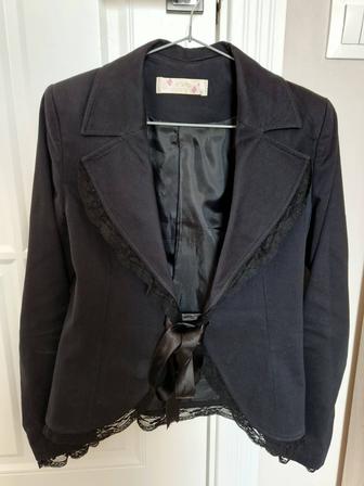 легкий летний пиджак черного цвета с гипюром