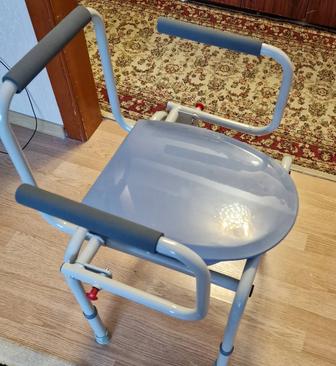 кресло стул с санитарным оснашением