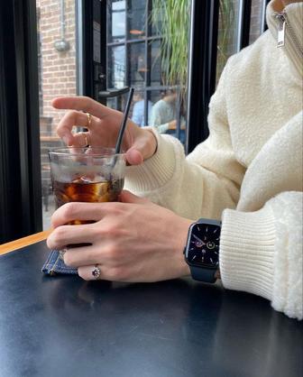Продам Apple Watch 7