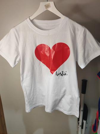 Белая футболка с сердцем
