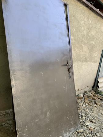 Металлический выходной дверь