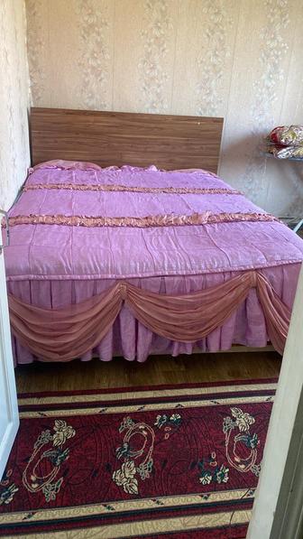 Двуспальная кровать с матрацем