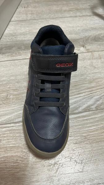 Продам детские осенние ботиночки Geox