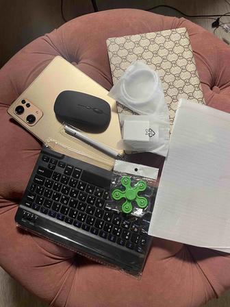 Хит продаж - планшет с клавиатурой (мышка, чехол, стилус , зарядка)