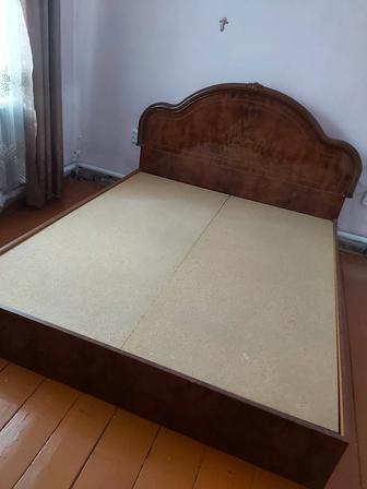 Продаю двухспальную кровать без матраса