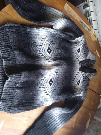 Продам свитер новый