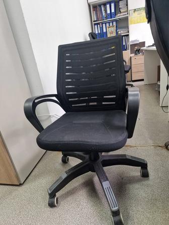 Продам два офисных кресла