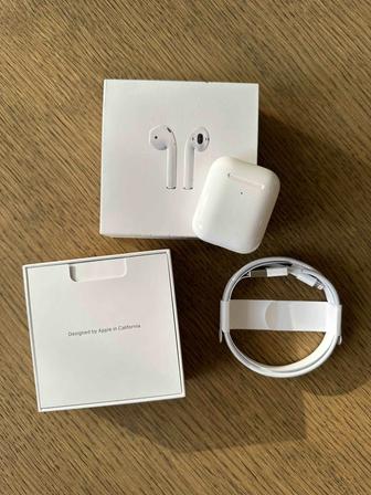 Наушники AirPods (2го поколения, MV7N2). Оригинал, куплен в Великобритании.