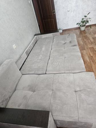 Угловой диван почти новый