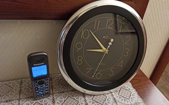 Настенные кварцевые часы в офис или домой.