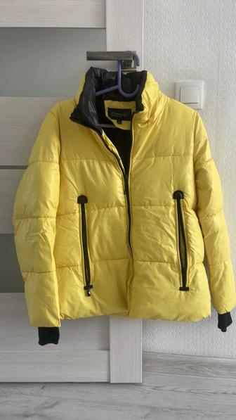Желтая зимняя куртка