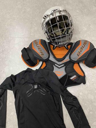 Шлем и нагрудник для хоккея
