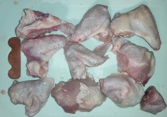 Мясо курицы разделанное на куски среднего размера для шашлыка, для рагу
