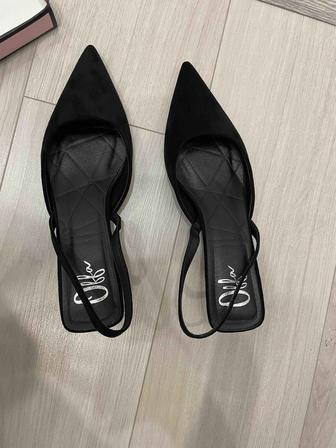 Продаются новые неношеные черные туфли 40 размера на низком каблуке