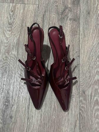 Женские туфли бордового цвета на небольшом каблуке