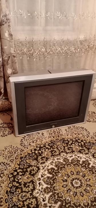 Телевизор Самсунг с плоским экраном 72см