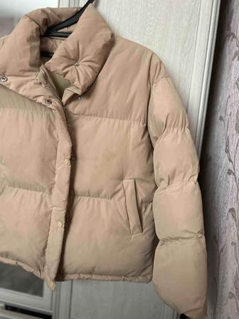 Продам женскую куртку бежевого цвета, 42 р с дефектом кармана