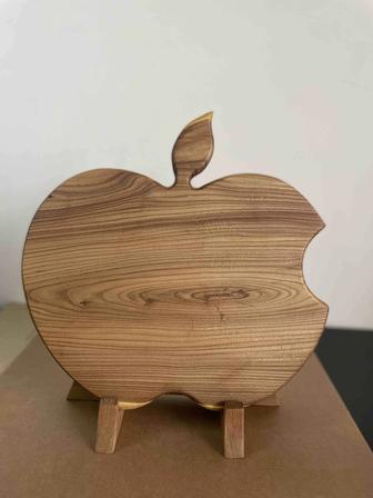 Деревянная доска в форме яблока