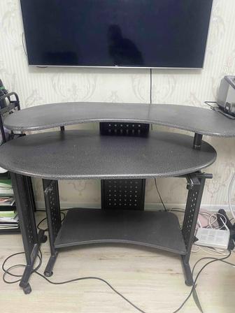 Компьютерный стол в идеальном состоянии отличного качества