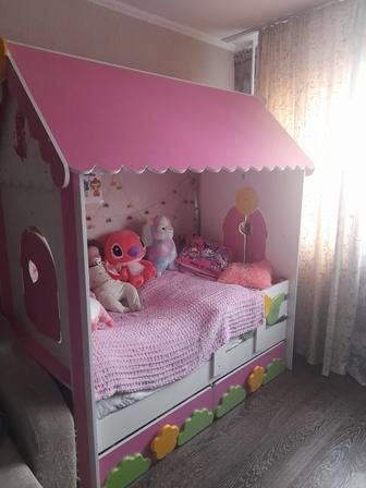 Продам кровать-дом для девочки