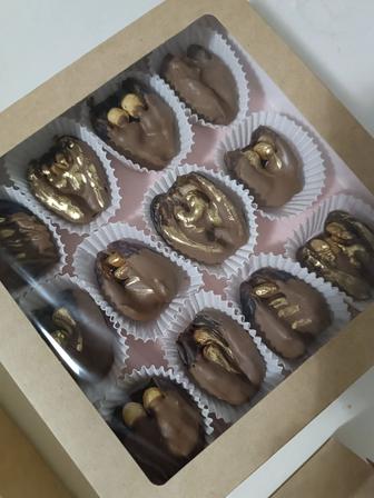 Финики с орехами в шоколаде