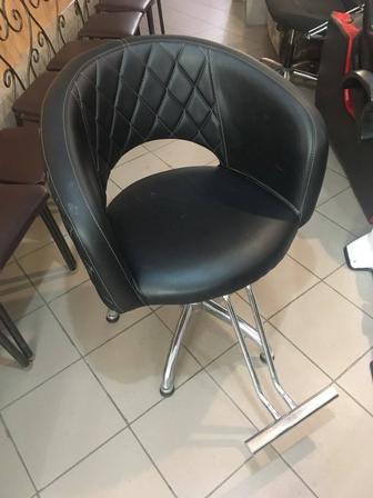 Продам кресло парикмахерское
