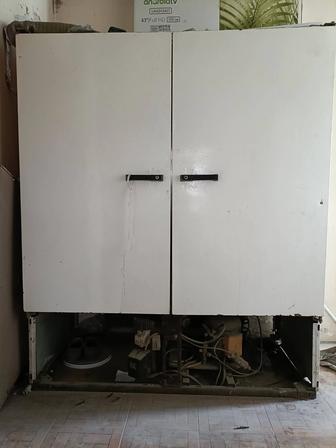 Продам холодильник объем тонна 3 фазный в рабочем состоянии.. срочно