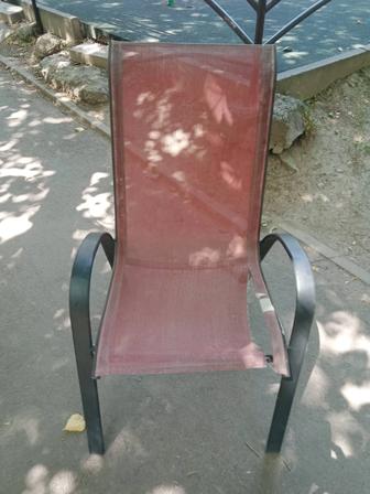 Кресло , металлическая основа .