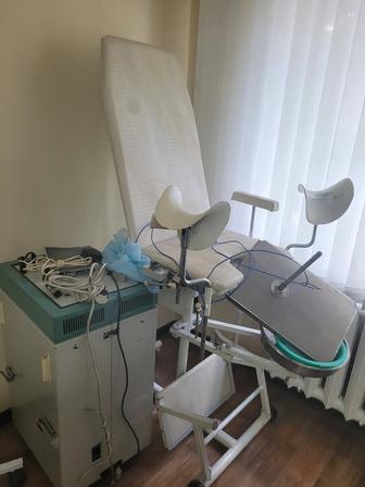 Кресло гинекологическое и диатермокоагулятор для лечения эрозии