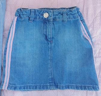 Продам джинсы и джинсовую юбку+2майки в подарок