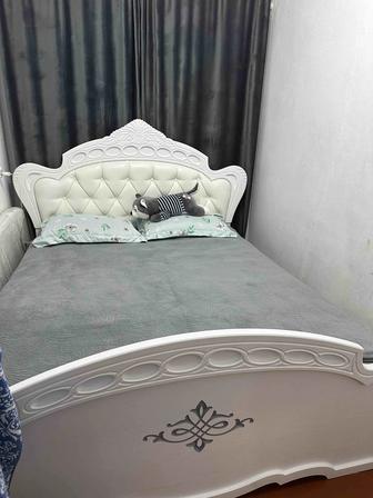 Продам двухспальную кровать с двумя тумбочками , дамский столик