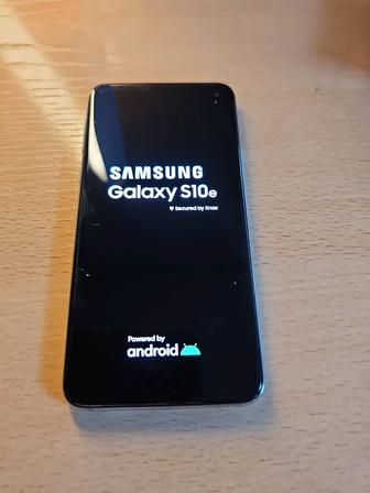 Продам маленький и компактный телефон Samsung S10e