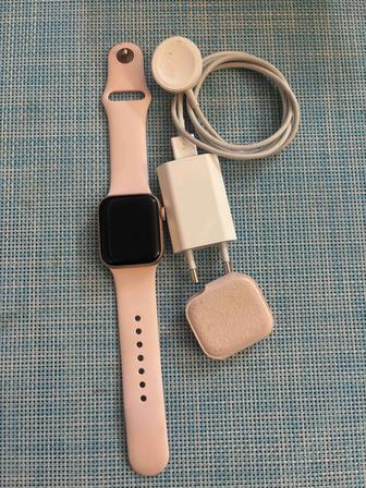 Продам часы Apple Watch 4 серия. В хорошем состоянии. С зарядкой.