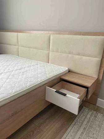 Продам двухспальную кровать с матрасом в отличном состоянии