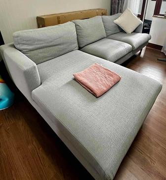 Современный угловой диван в идеальном состояний.
