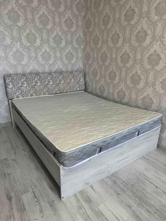 Кровать двуспальная без матраса, ширина 160 см.