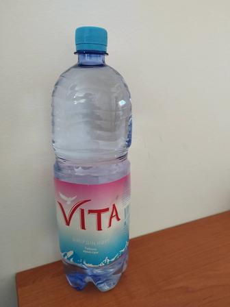 Литровые бутылка чистые из под воды Vita.