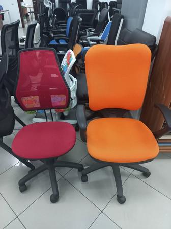 Продам офисные кресла и стулья