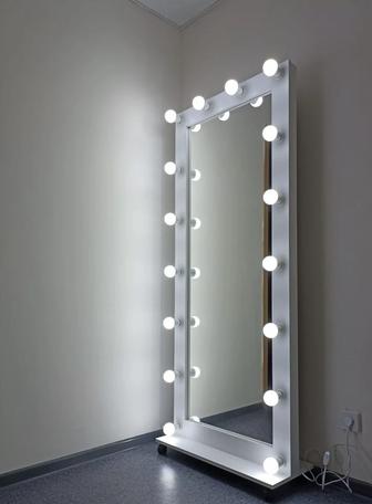 Зеркало на колесиках с подсветкой