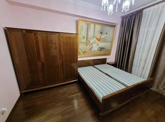 Продам спальный гарнитур из натурального красного дерева | кровать и др.