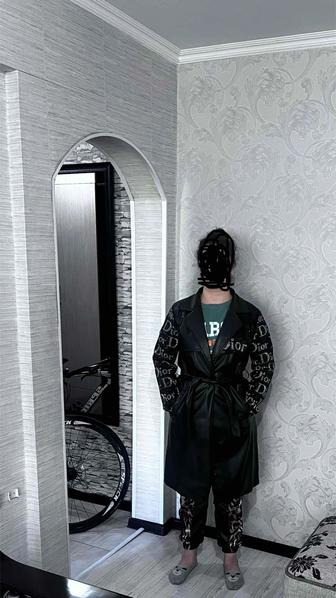 Продаю эко кожаный плащ бренд Dior Турция Новый 44 размер Длина ниже колена