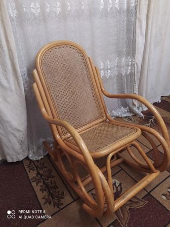 Кресло качалка деревянное