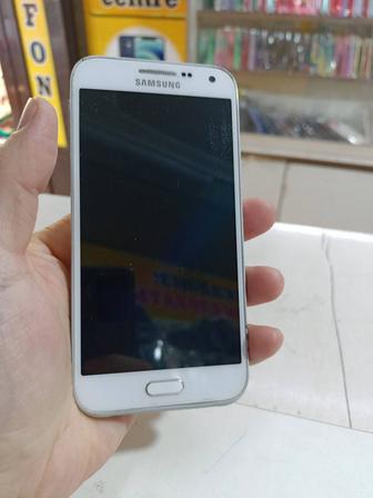 Смартфон Samsung E5