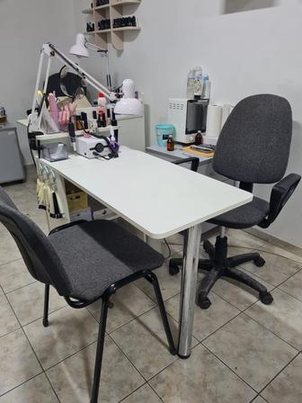 Продам стол маникюрный складной белый почти новый, стулья офисные новые