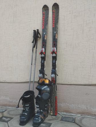Комплект: горные лыжи с креплением, ботинки раздвижные, шлем, очки и палки