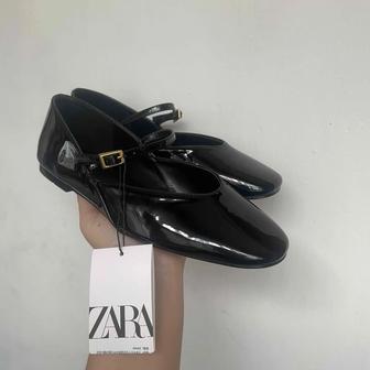 Черные трендовые балетки от Zara