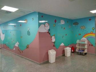 Роспись стен школ и детских садов.