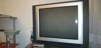 Продам телевизор LG в хорошем состоянии цветной с подставкой (стеклянный)