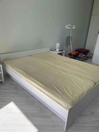 Кровать белая с матрасами и местом для хранения